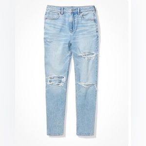 AE STRETCH RIPPED MOM STRAIGHT JEAN